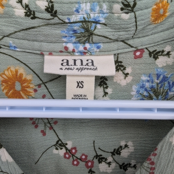 a.n.a. Long Sleeve Sage Green Floral Print V Neck Flowy Top Blouse XS Women - Picture 3 of 9